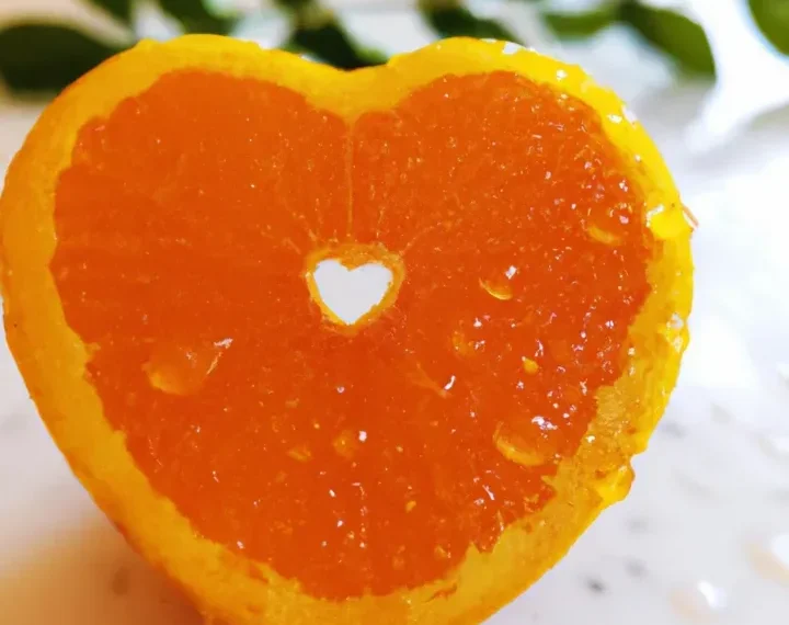 El enigma del corazón naranja: Una exploración en la jungla de WhatsApp